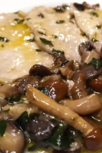 #scaloppine #food #italianfood #funghi #cucinaitaliana #foodphotography #lunch #secondipiatti #maiale #pranzo #carne #scaloppineaifunghi #lunchtime #cucina #scaloppineallimone #pausapranzo #italy #chef #foodie #italianfood #italiantaste #italiantradition 