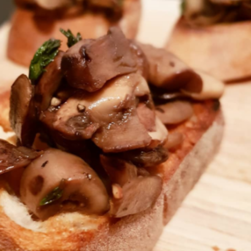 yum yum yum #bruschetta #mushroom #funghi #bruschettaconfunghi #appetizers #antipasto #chebuono #buonacena #italian #dinner #todaysmenu #foodporn #foodgasm #foodblogger #cook #hobby #instaeats #cena #thyme #rosemary