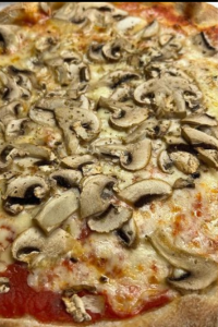  #ilovepizza #pizzaaifunghi #pizzalover #dinnerisready #cenasemplicemagustosa #pizzadelivery