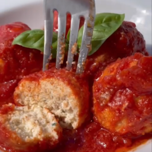 😋 #midivertoacucinare #cucinare #foodblogger #foodblog #ricette #ricettadelgiorno #recipeoftheday #cook #cooking #food #foodlover #polpette #polpettediricotta #ricottavaccina #ricotta #ricettevegetariane #vegetarian #vegetarianrecipes #passatadipomodoro #vegetarianfood #parmigiano #parmigianoreggiano