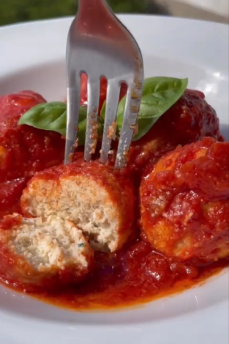 😋 #midivertoacucinare #cucinare #foodblogger #foodblog #ricette #ricettadelgiorno #recipeoftheday #cook #cooking #food #foodlover #polpette #polpettediricotta #ricottavaccina #ricotta #ricettevegetariane #vegetarian #vegetarianrecipes #passatadipomodoro #vegetarianfood #parmigiano #parmigianoreggiano