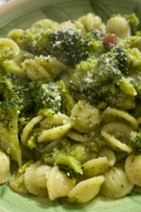 #broccoli #pastaconbroccoli #pastalover #acciughe #parmigianoreggiano #verduredistagione #orecchietteconbroccoli #ricettesane #ricettetipiche #alimentazionesana #veganfood
#dietamediterranea #foodphotography #incucinaconvisciola #atavolacolnutrizionista #maniincucina