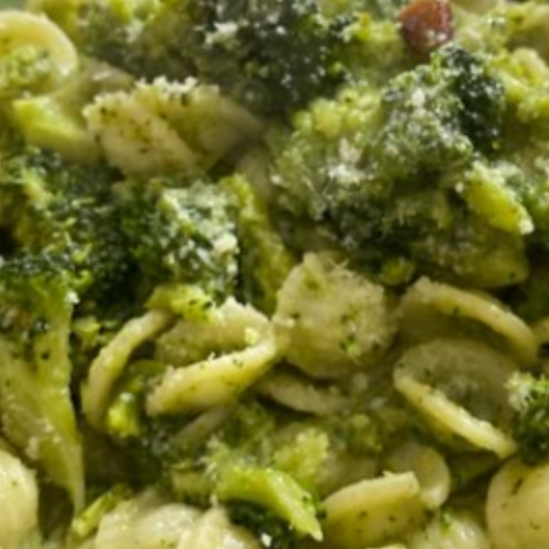 #broccoli #pastaconbroccoli #pastalover #acciughe #parmigianoreggiano #verduredistagione #orecchietteconbroccoli #ricettesane #ricettetipiche #alimentazionesana #veganfood #dietamediterranea #foodphotography #incucinaconvisciola #atavolacolnutrizionista #maniincucina